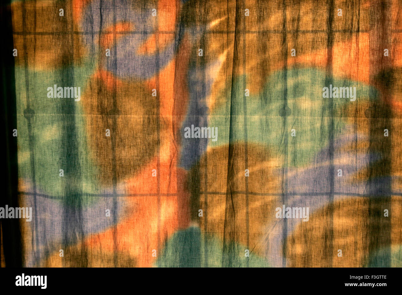 Abstrakte gedämpften bunten Vorhang Stoff Textur Falten mit schwacher Schatten der Eisen-Grill auf Rückseite; Pune Stockfoto