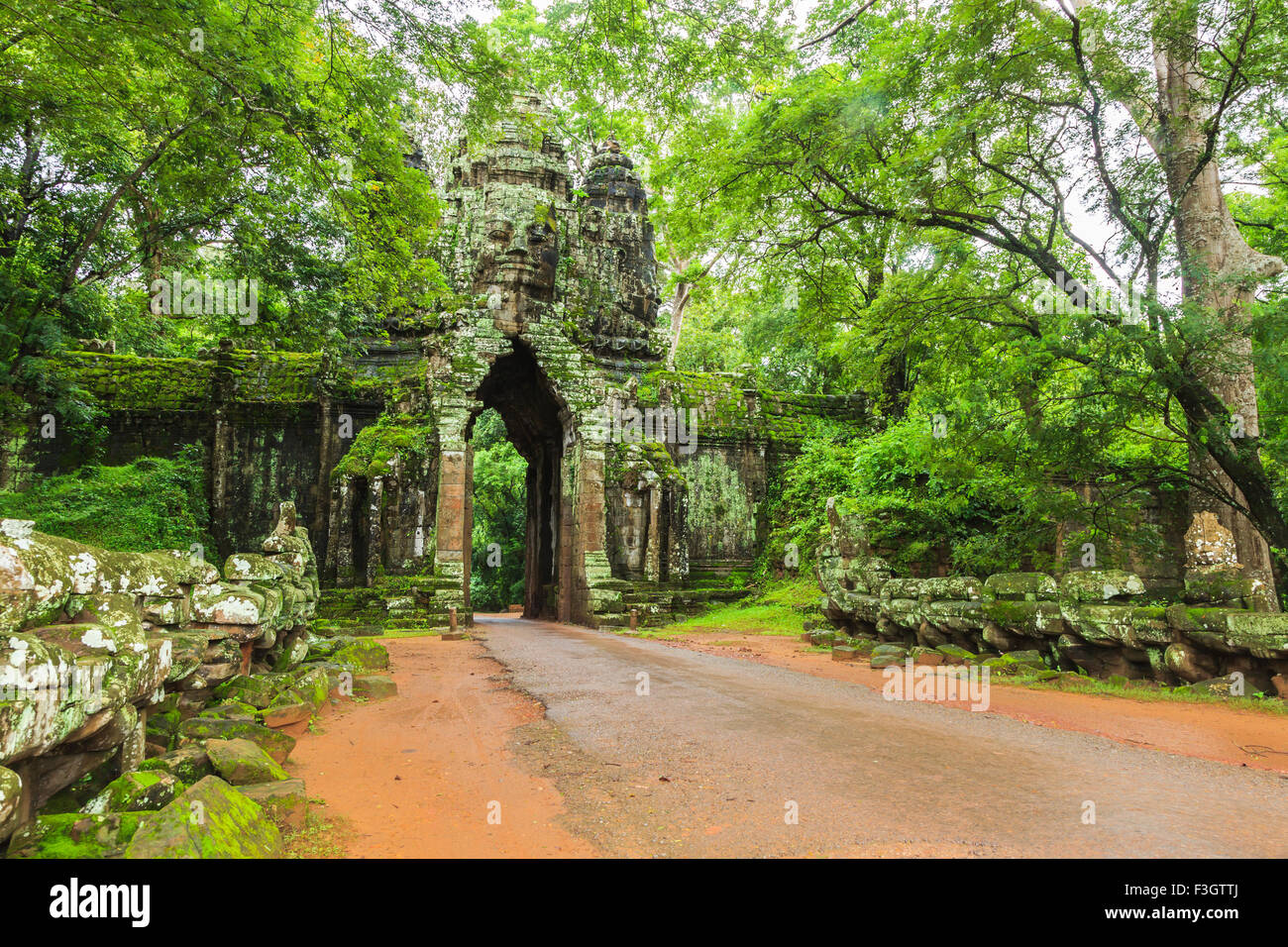 Südtor von Angkor Thom in der Regenzeit Stockfoto