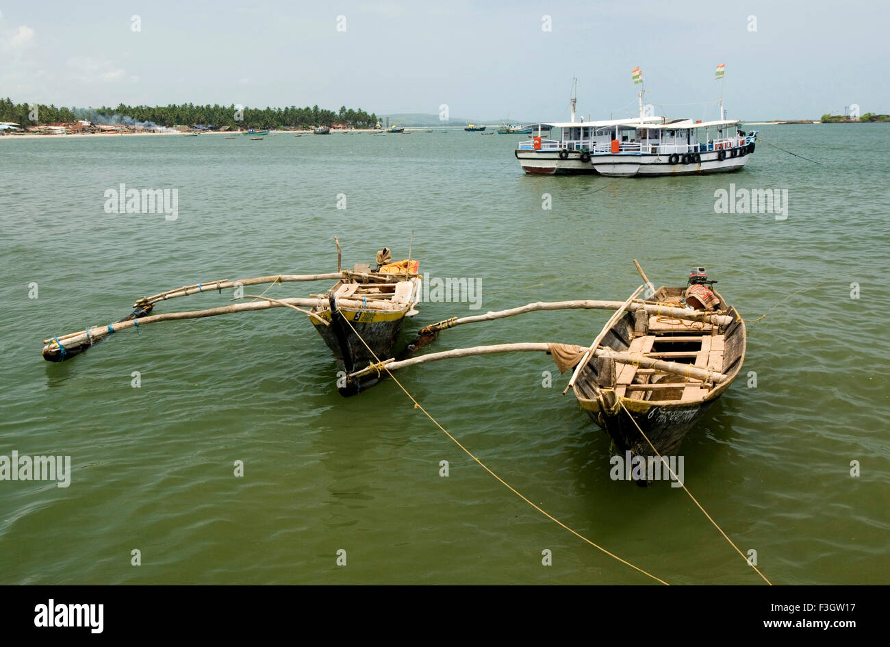 Kleine Fischerboote in Ruhe entlang Malvan Kosten; Bezirk Sindhudurga; Maharashtra; Indien Stockfoto