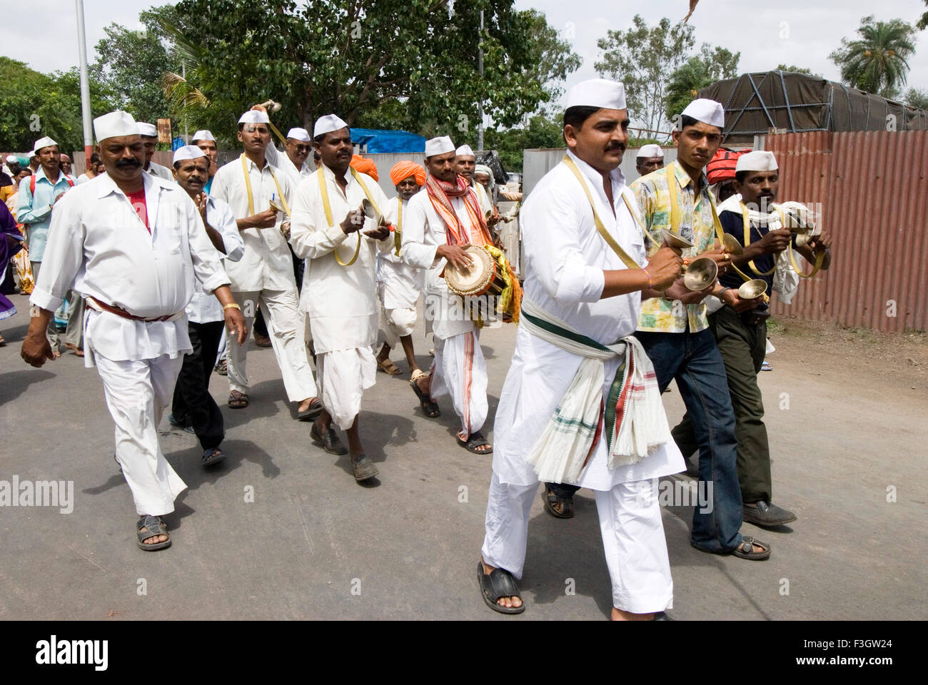 Gruppe der Dorfbevölkerung auf Wallfahrt der Vari; Prozession von Alandi Pandharpur im Maharashtra; Indien Stockfoto