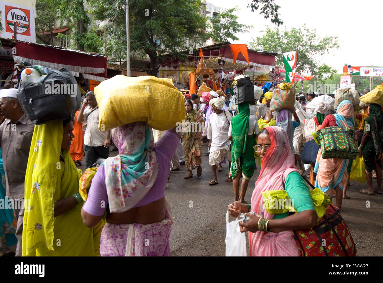 Gruppe der Dorfbevölkerung auf Wallfahrt der Vari; Prozession von Alandi Pandharpur im Maharashtra; Indien Stockfoto