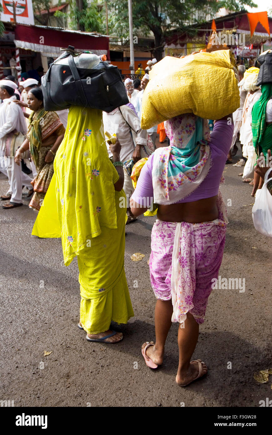 Gruppe der Dorfbevölkerung auf Wallfahrt der Vari; Prozession von Alandi Pandharpur im Maharashtra; Indien Stockfoto