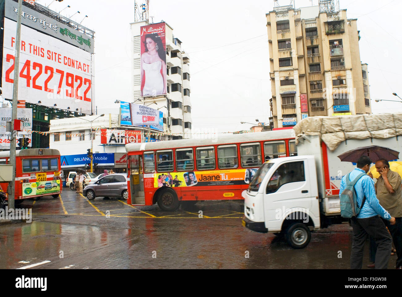 Starkregen und Verkehr an Bandra Kreuzung; Bombay Mumbai; Maharashtra; Indien Stockfoto