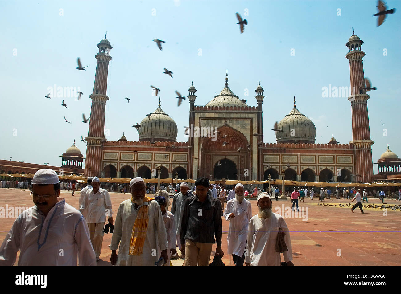 Muslimischen Gläubigen verlassen Jama Masjid nach Freitag Namaz; Delhi; Indien Stockfoto