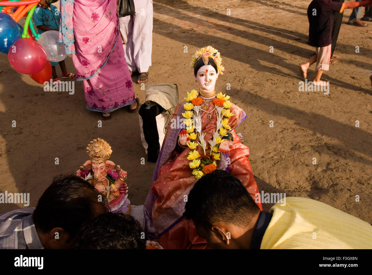 Idol von Gauri Zeitpunkt der Ganesh Ganpati-Festival am Strand von Dadar; Mumbai Bombay; Maharashtra; Indien Stockfoto