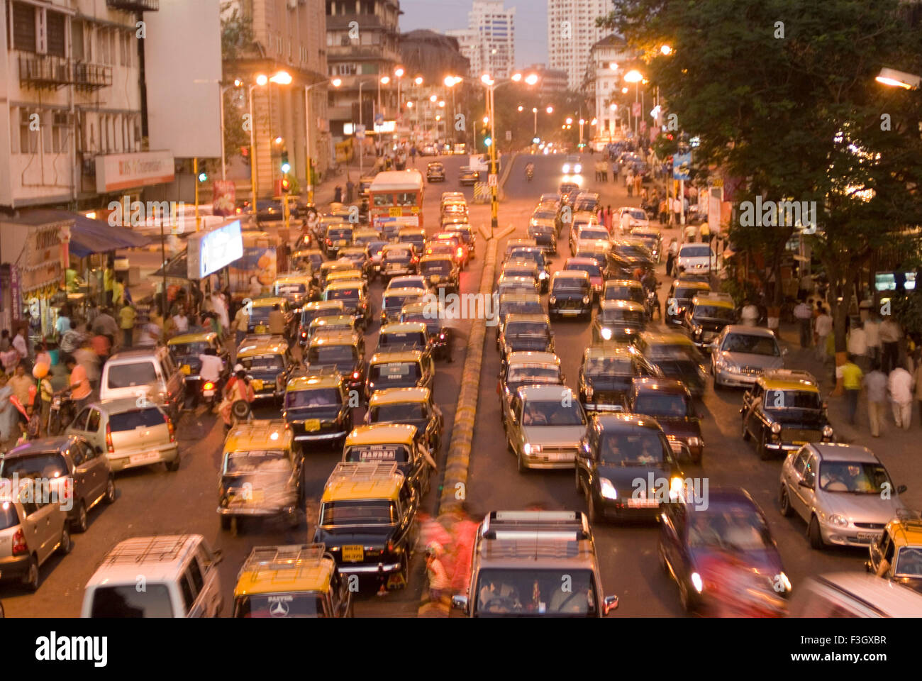 Abendlicht und Verkehr in Charni Road; Bombay Mumbai; Maharashtra; Indien Stockfoto