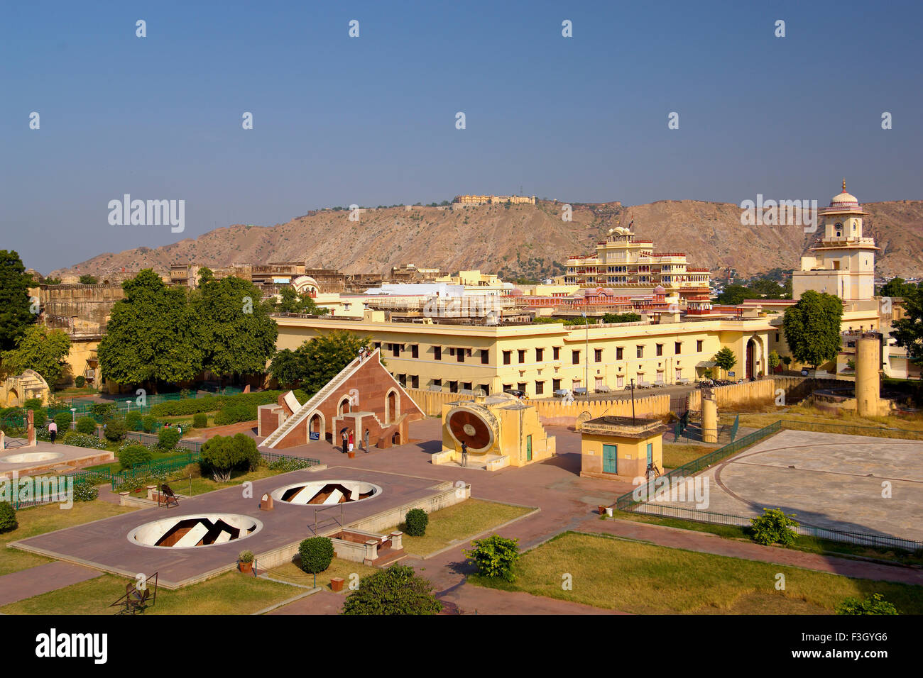 Luftaufnahme von Jantar Mantar Sternwarte mit Stadt im Hintergrund platzieren; Jaipur; Rajasthan; Indien Stockfoto