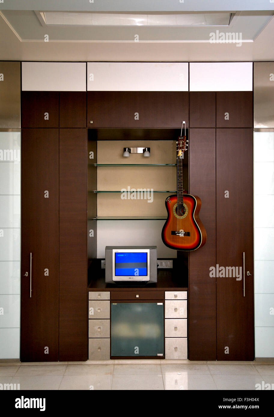 Inneren des Hauses; Fernsehen mit Gitarre; Mulund; Bombay Mumbai; Maharashtra; Indien Stockfoto