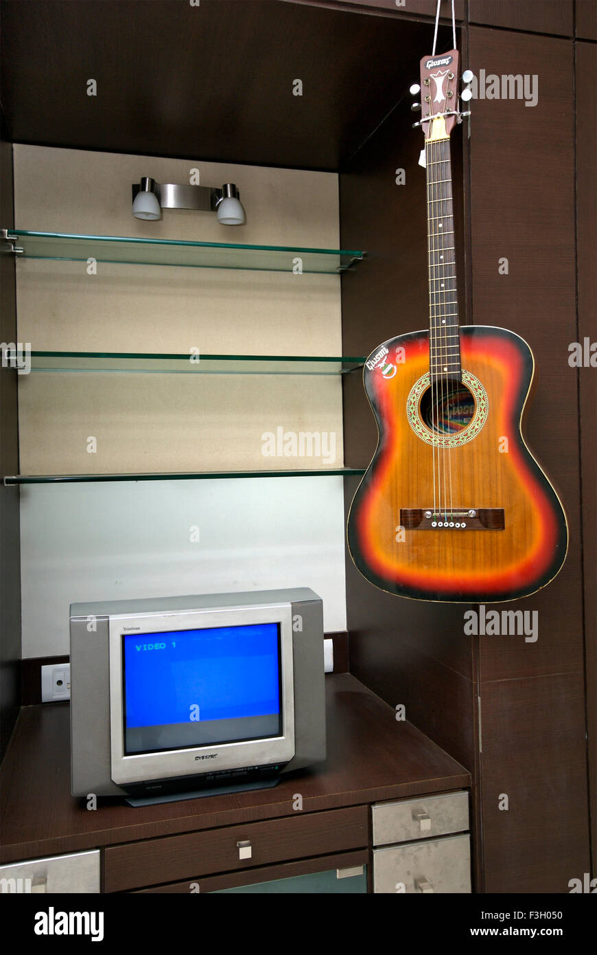 Inneren des Hauses; Fernsehen mit Gitarre; Mulund; Bombay Mumbai; Maharashtra; Indien Stockfoto