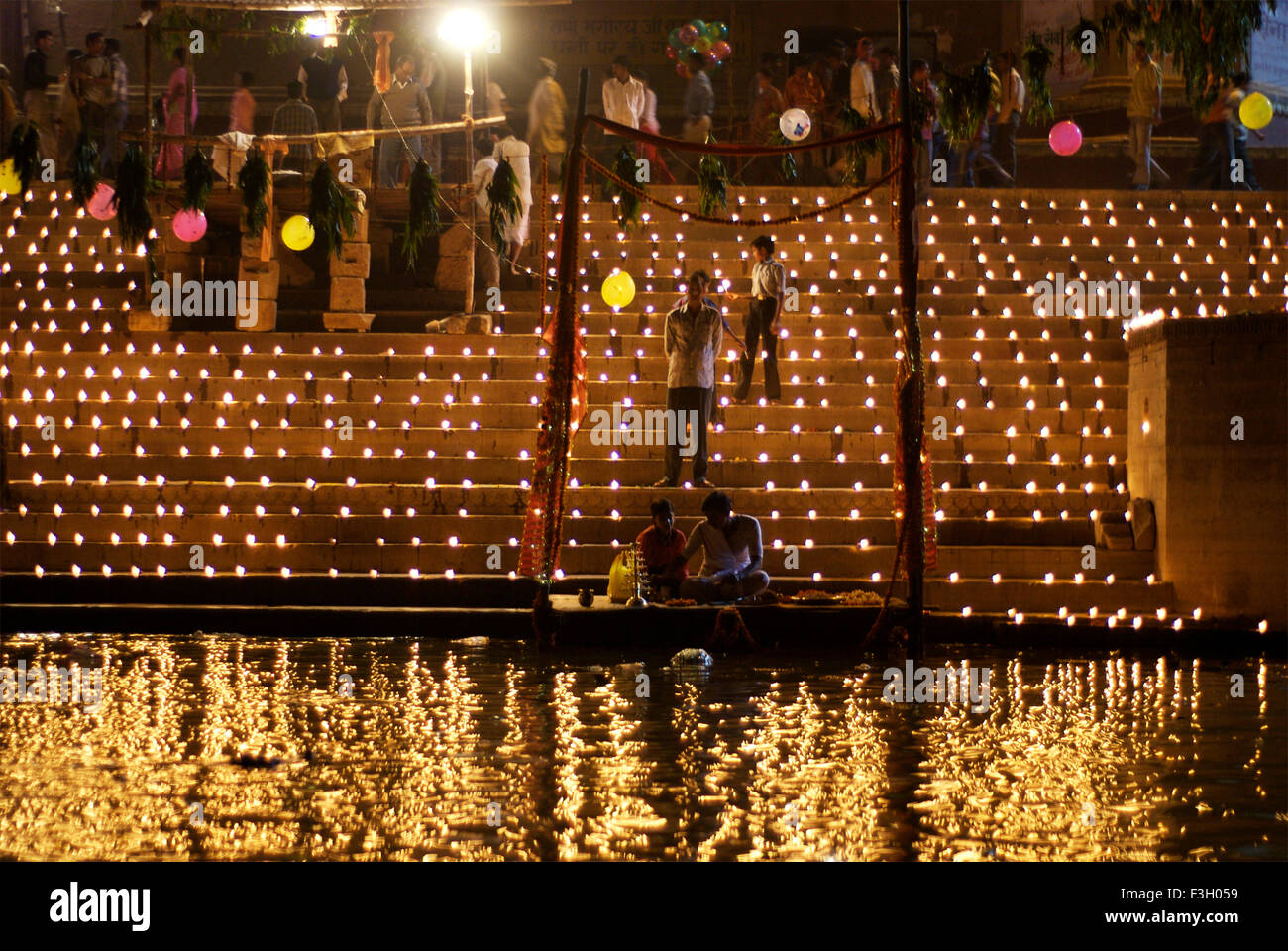 Mehrere Hunderte von Lampen oder Diyas beleuchtet auf Ghat Eva Dev Diwali  Gott feiern Diwali Banken heiligen Ganges Fluss Varanasi Stockfotografie -  Alamy