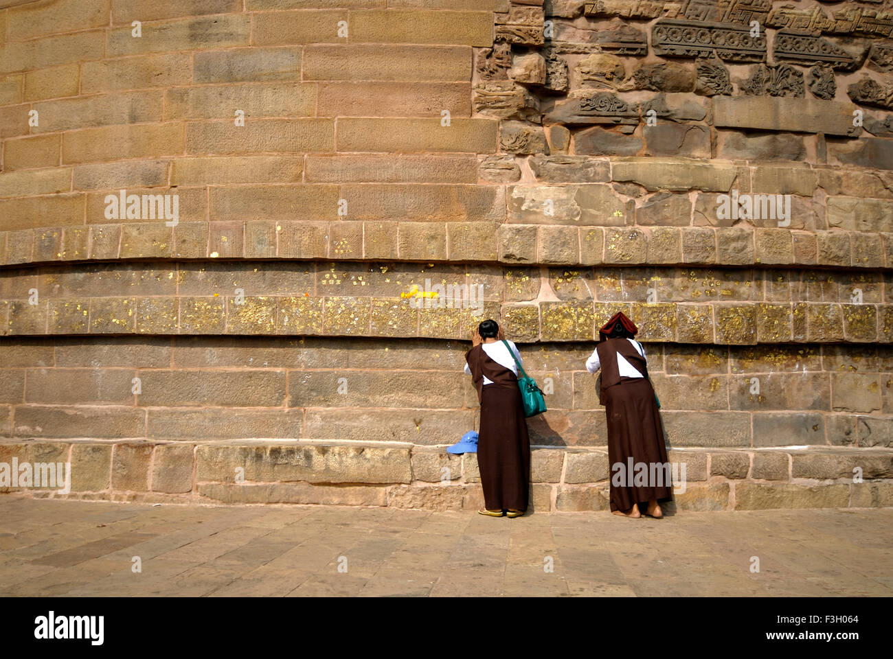 Bhikkhunis weiblichen Mönch betet am Dhamekh Stupa. Sarnath; Varanasi; Uttar Pradesh; Indien Stockfoto