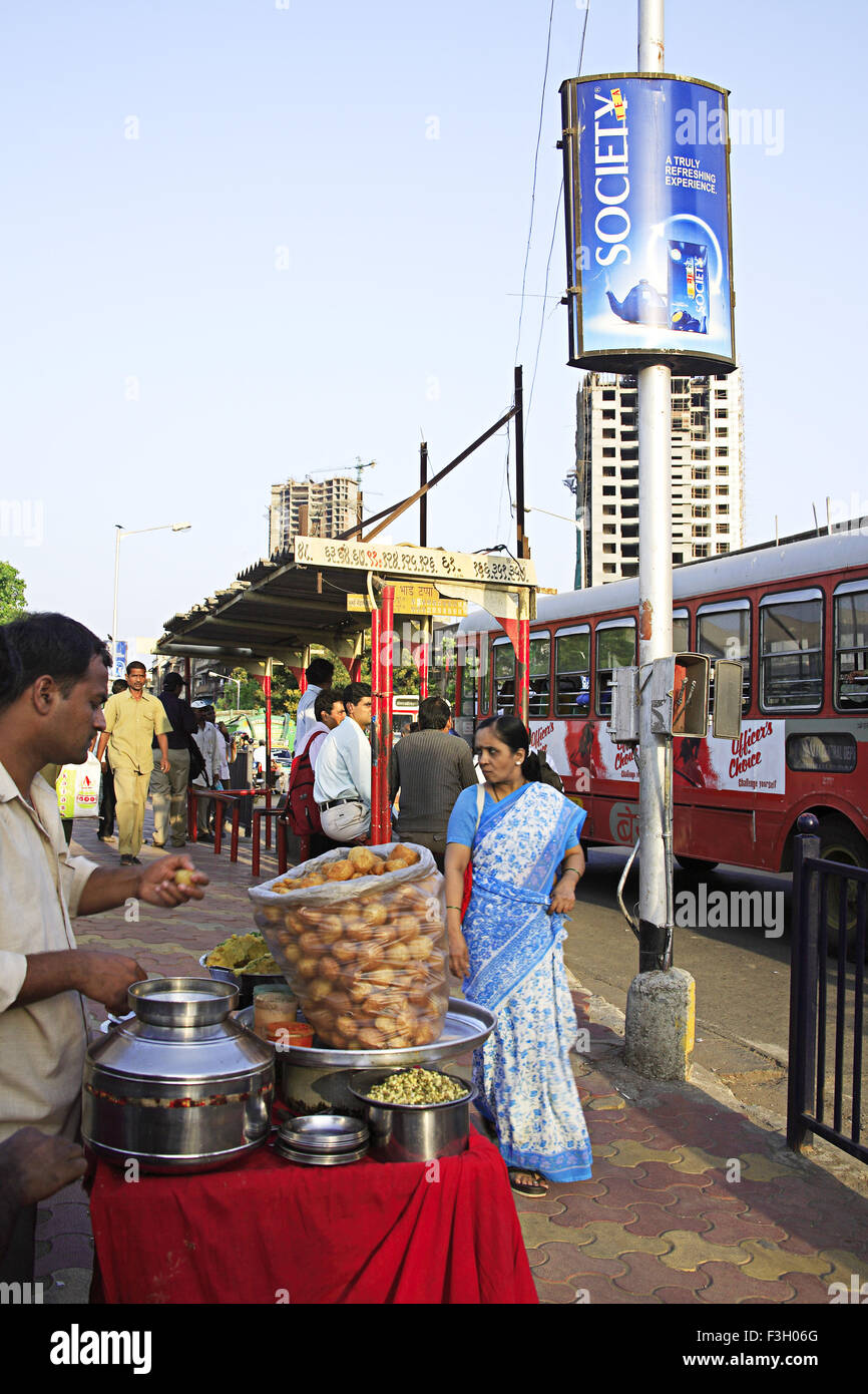 Panipuri-Händler, J. B. Behram Marg, Bellasis Road; Bombay, Mumbai; Maharashtra; Indien Stockfoto