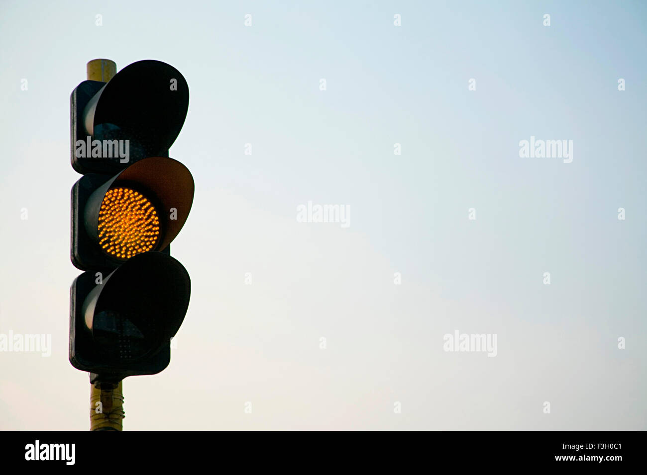 Ampel-Licht; Orange bedeutet Start; Mumbai Bombay; Maharashtra; Indien Stockfoto