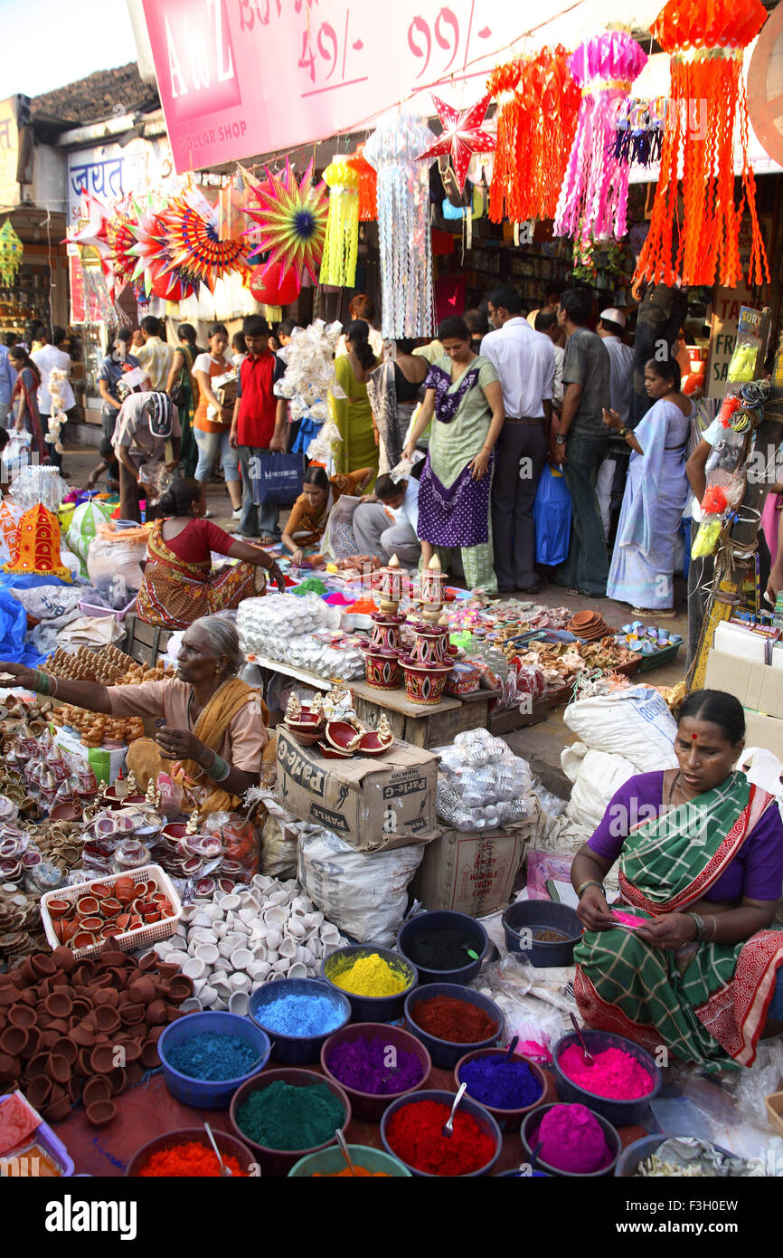 Indische Deepawali Diwali-fest; Verkauf von Dekorationsartikeln Öl Lampen Laternen und Rangoli Farben Fußweg Dadar Markt Mumbai Stockfoto