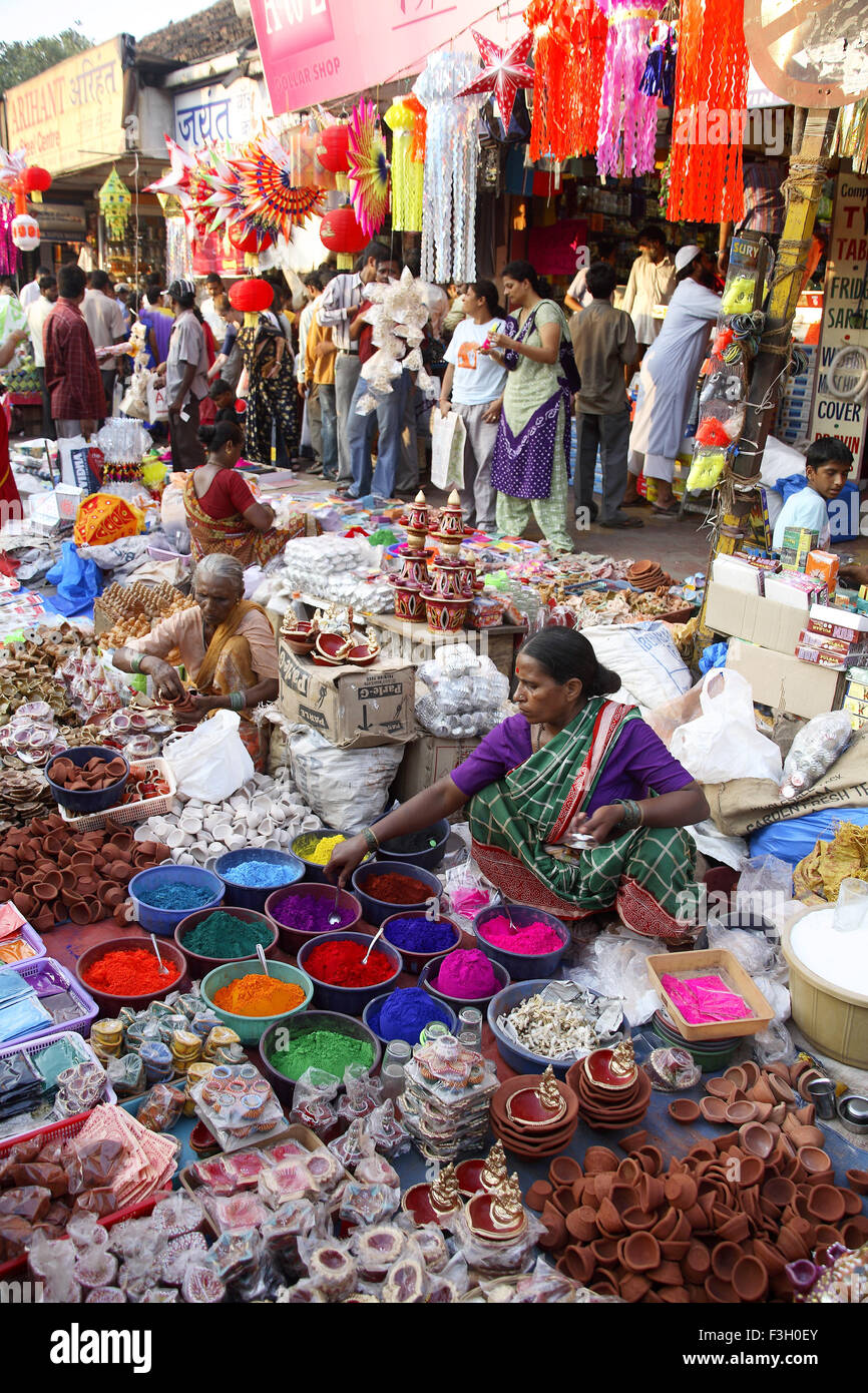 Indische Deepawali Diwali Festival Verkauf Dekorationsartikel Öl Lampen Laternen Rangoli Farben Fußweg Dadar Markt Mumbai Stockfoto