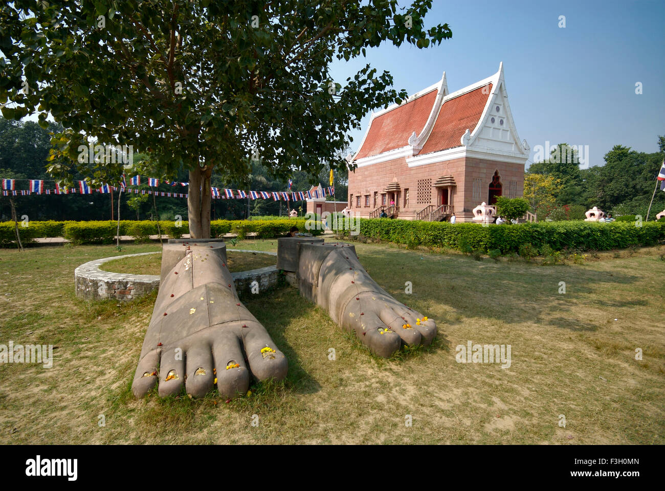 Füße von Lord Buddha; Sarnath; Varanasi; Uttar Pradesh; Indien Stockfoto