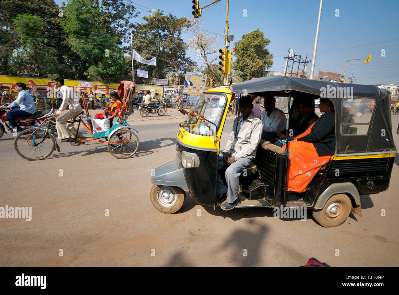 Fahrradrikscha und Autorikscha; Katni; Madhya Pradesh; Indien Stockfoto