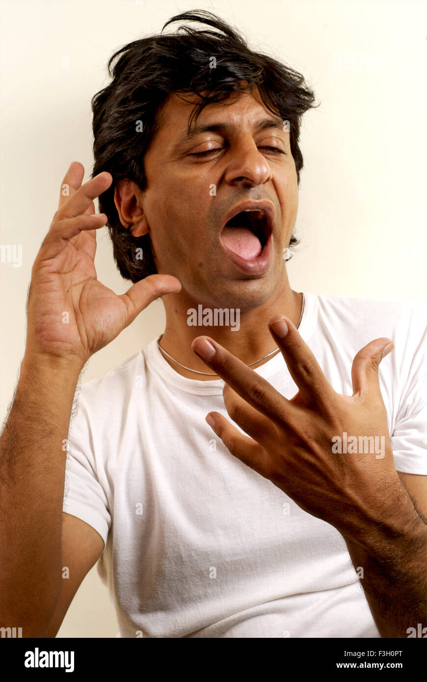 South Asian indischen Mann Alok Ulfat Verwirrung zum Ausdruck zu bringen, mit seinen Händen Herr #711 Stockfoto