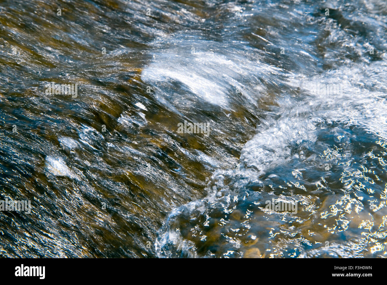 Arabisches Meerwasser auf Felsen Wasserfall fließt; Aksa Strand; Malad; Bombay Mumbai; Maharashtra; Indien Stockfoto