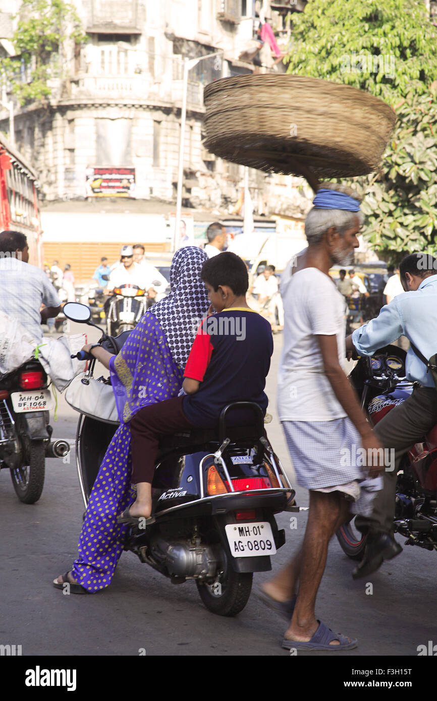 Straßenverkehr; Sardar Vallabhbhai Patel Road; Grant Straße; Bombay jetzt Mumbai; Maharashtra; Indien Stockfoto