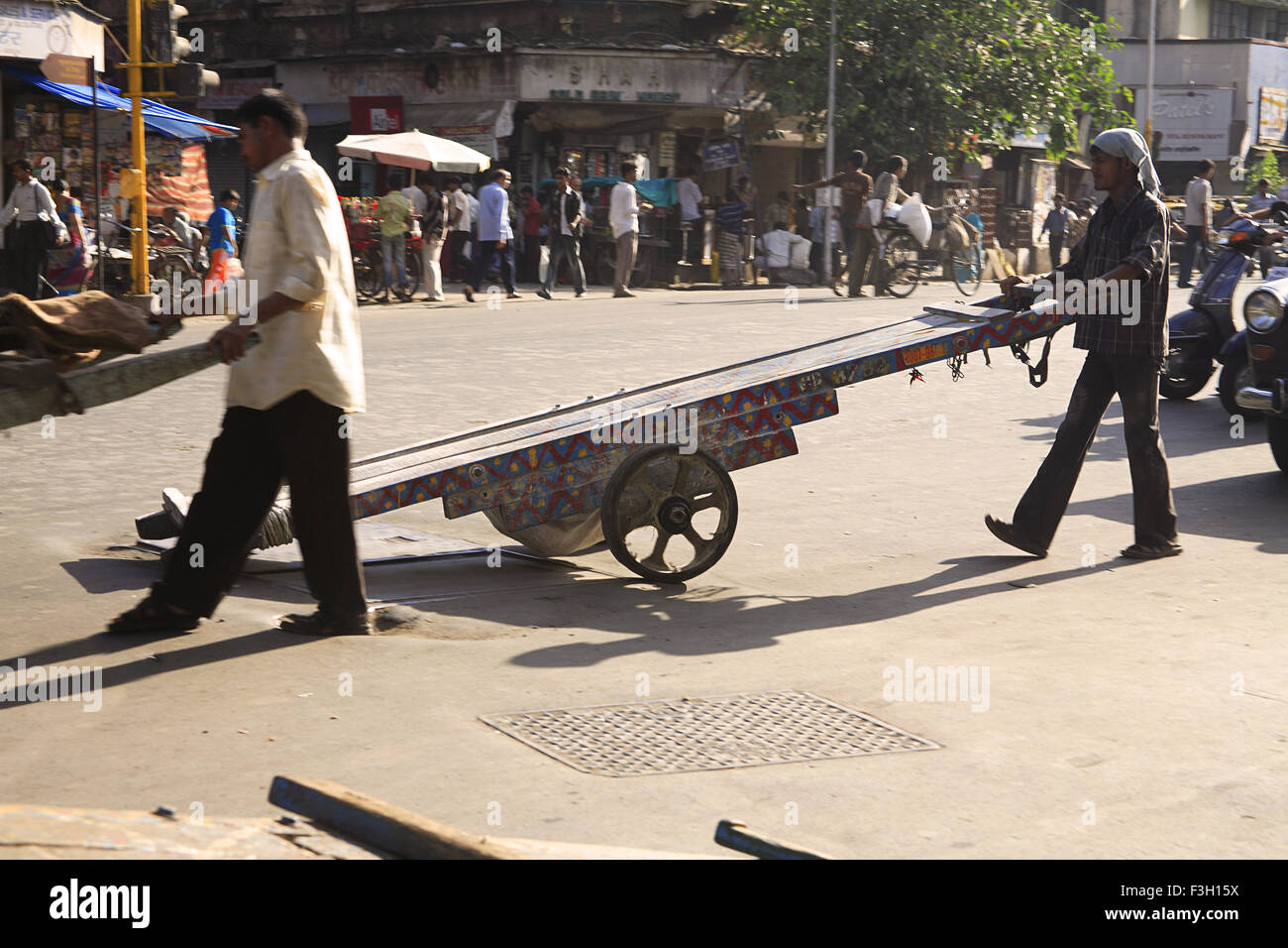 Straßenverkehr; Sardar Vallabhbhai Patel Road; Grant Straße; Bombay jetzt Mumbai; Maharashtra; Indien Stockfoto