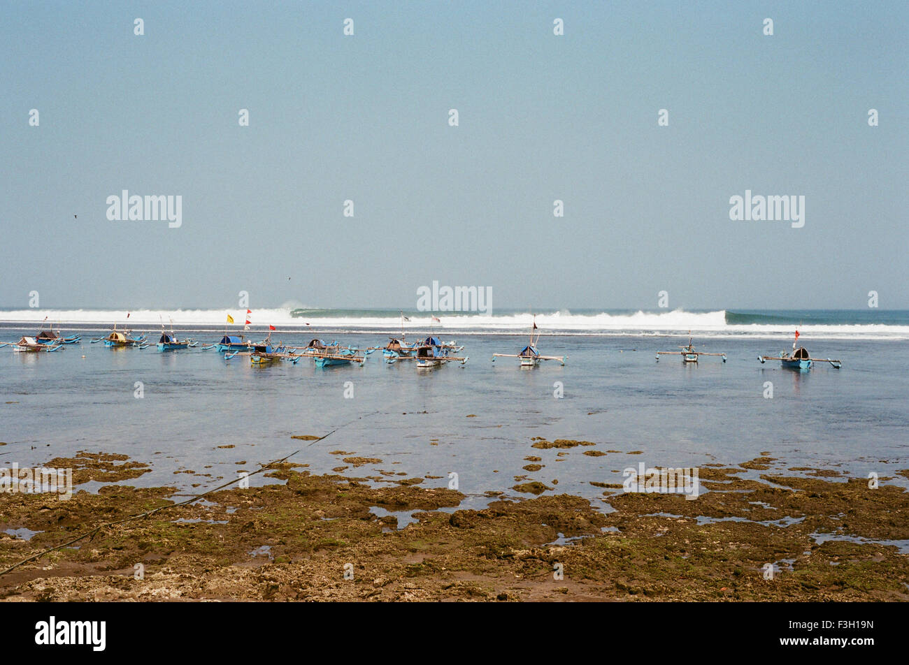 Wellen brechen an der Küste in West-Java, Indonesien im Oktober 2015. Stockfoto