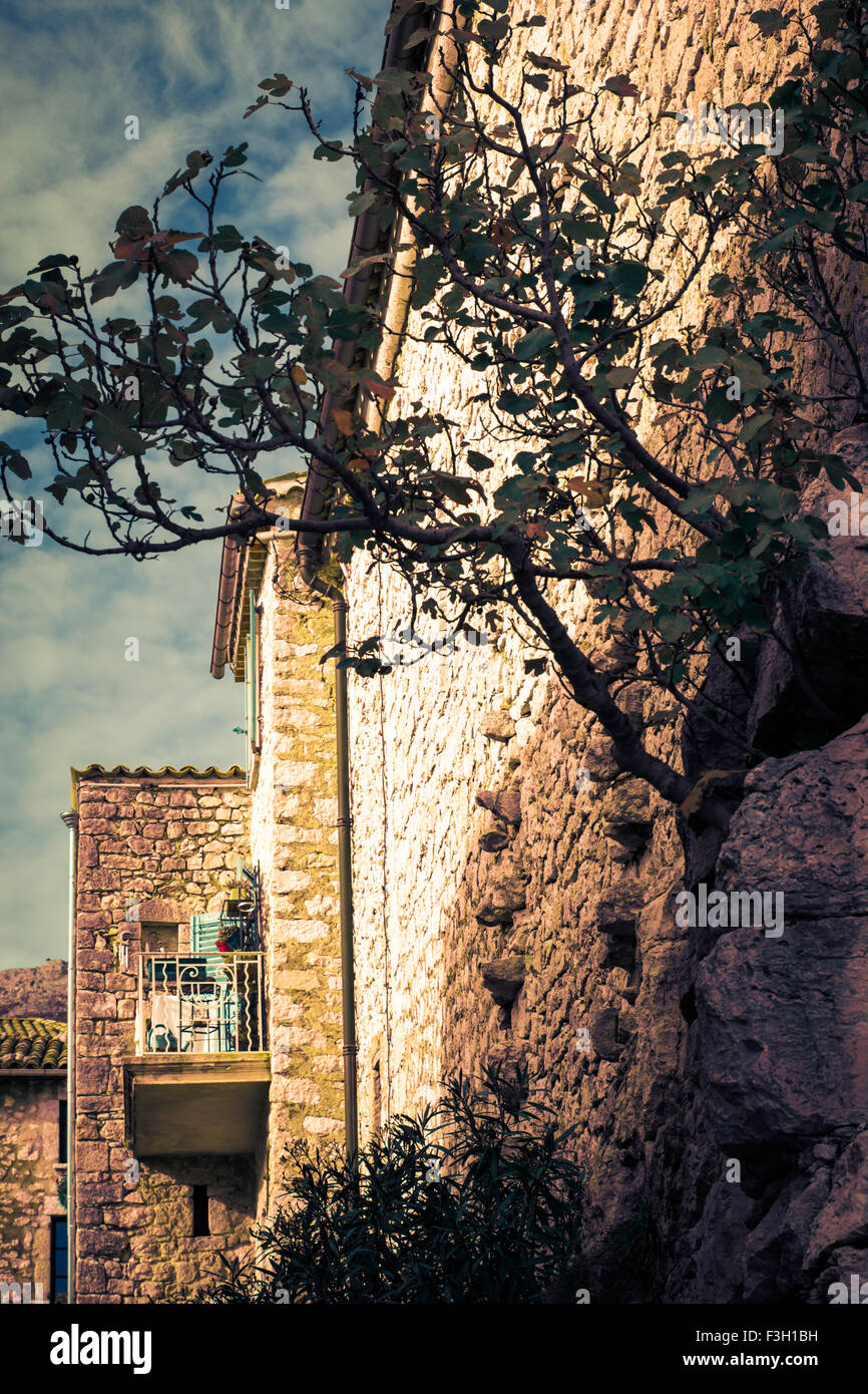 Foto von alten Gebäuden und alten Stein in gelegen-Typ in den Alpes-Maritimes Stockfoto