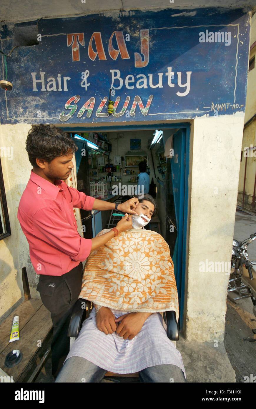 Ein junger Mann, der immer seinen Barts rasiert im Taj Haar- und Beauty-Salon; Dehradun; Uttaranchal; Indien Stockfoto