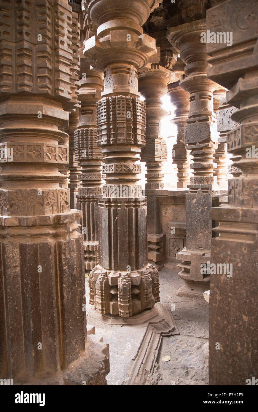 Säulen der Swarg Mandap in Kopeshwar Shiva-Tempel; Khidrapur; Dt-Kolhapur; Maharashtra; Indien Stockfoto