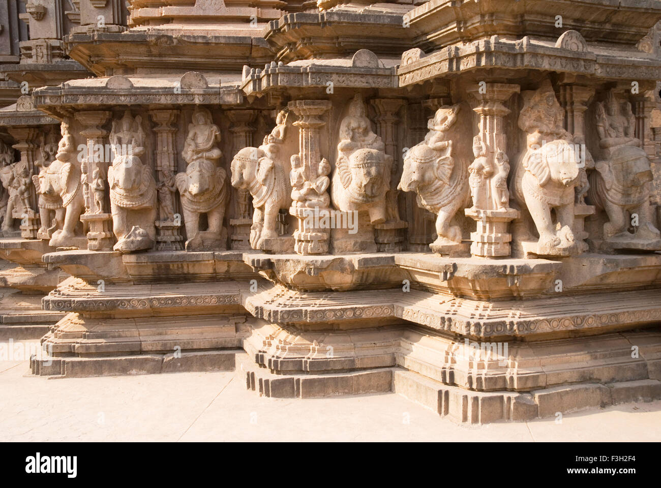 Verkleidung von Elefanten in Kopeshwar Shiva-Tempel; Khidrapur; Dt-Kolhapur; Maharashtra; Indien Stockfoto