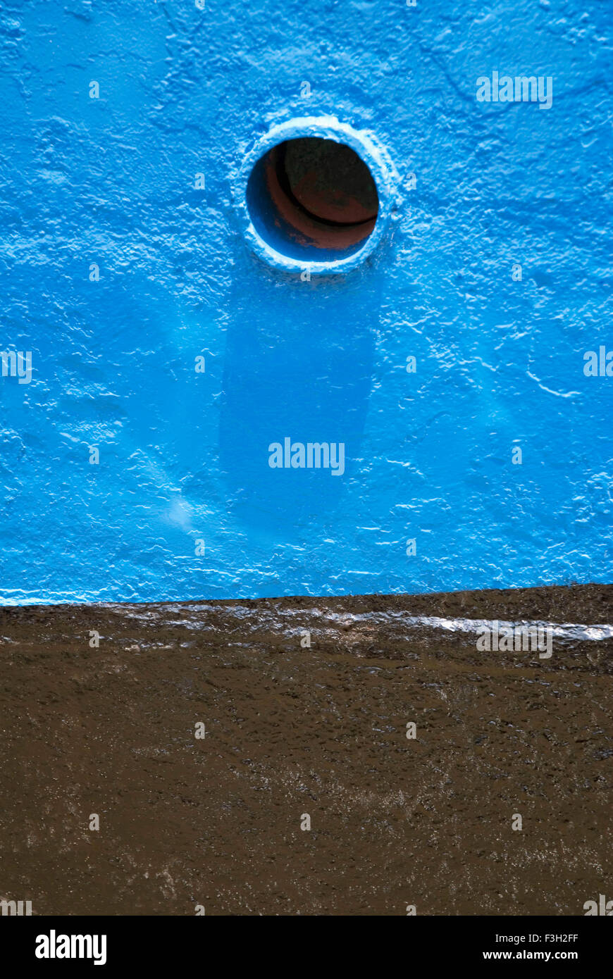 Blaue und schwarze Farbe der Fähre am Vasai Steg; Dist Thane; Maharashtra; Indien Stockfoto