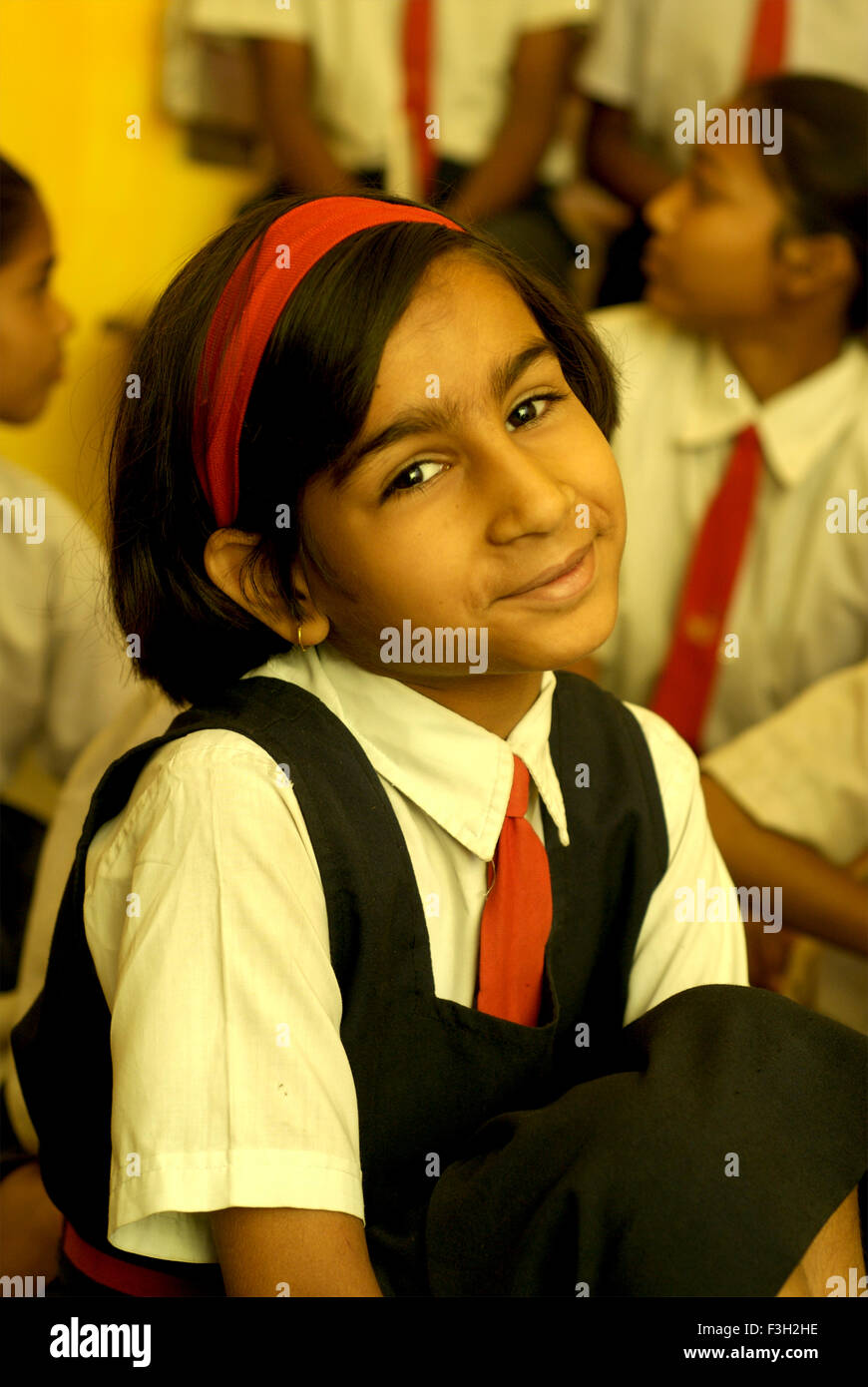 Lächelndes Mädchen; Nanhi Dunya Schule; Doon Schule; Dehradun; Dera Doon, Uttaranchal, Uttarakhand, Indien, Asien, Asiatisch, Indisch; HERR#711 Stockfoto