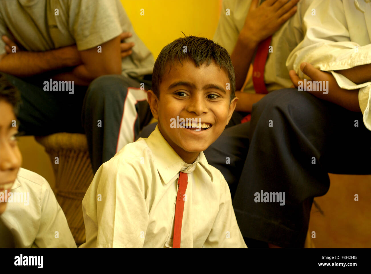 Lächelnder Junge; Nanhi Dunya Schule; Doon Schule; Dehradun; Dera Doon, Uttaranchal, Uttarakhand, Indien, Asien, Asiatisch, Indisch; HERR#711 Stockfoto