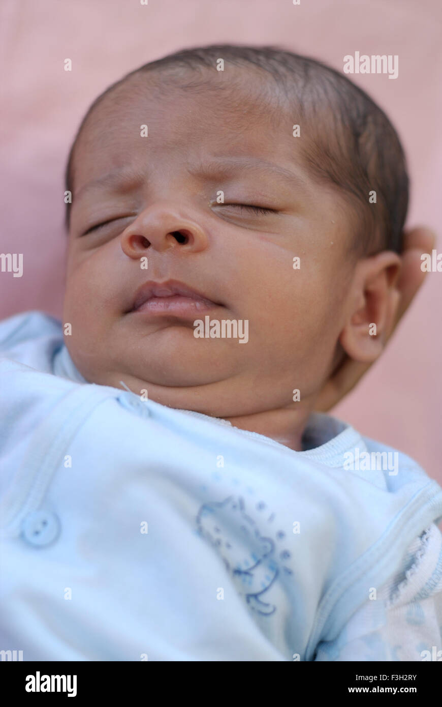 Junior Ulfat einen Monat alt baby den Armen seiner Mutter; Dehradun; Uttaranchal; Indien Herr #711 Stockfoto