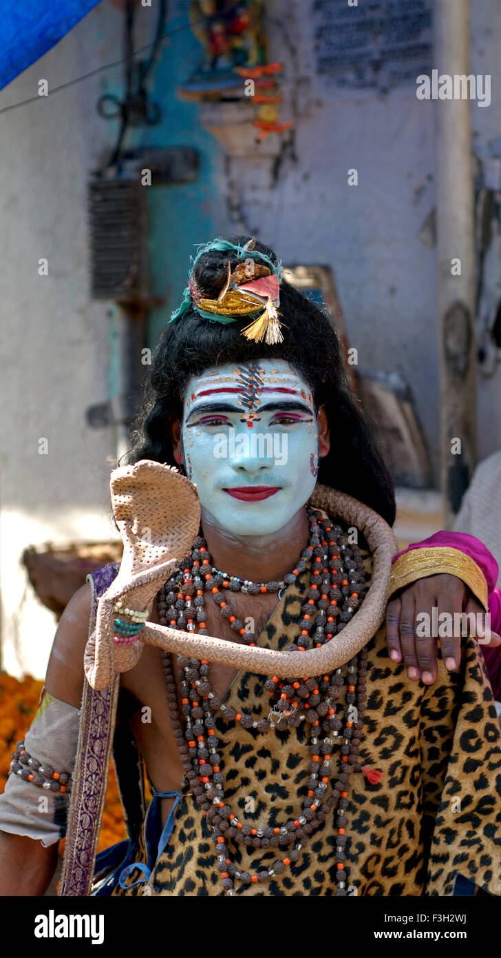 Quack gekleidet als mythologische Hindugott Lord Shiva; Rajkot; Gujarat; Indien Stockfoto