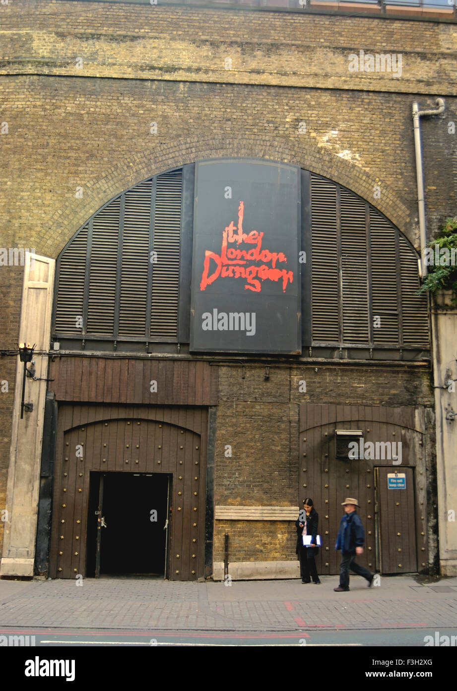 London dungeon sign london england -Fotos und -Bildmaterial in hoher