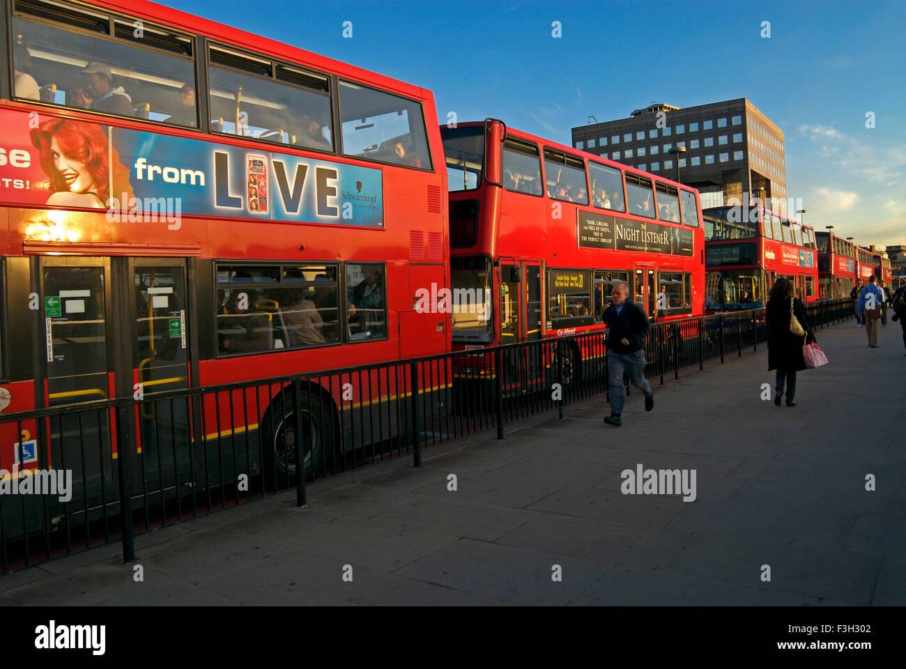 Rote Busse hintereinander; London; Großbritannien-Vereinigtes Königreich-England Stockfoto