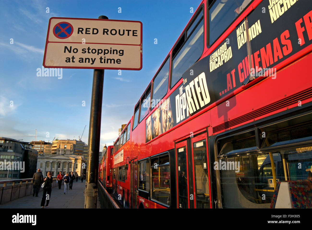 Roter Bus mit Halteverbot zu jeder Zeit-Schild; London; Großbritannien-Vereinigtes Königreich-England Stockfoto