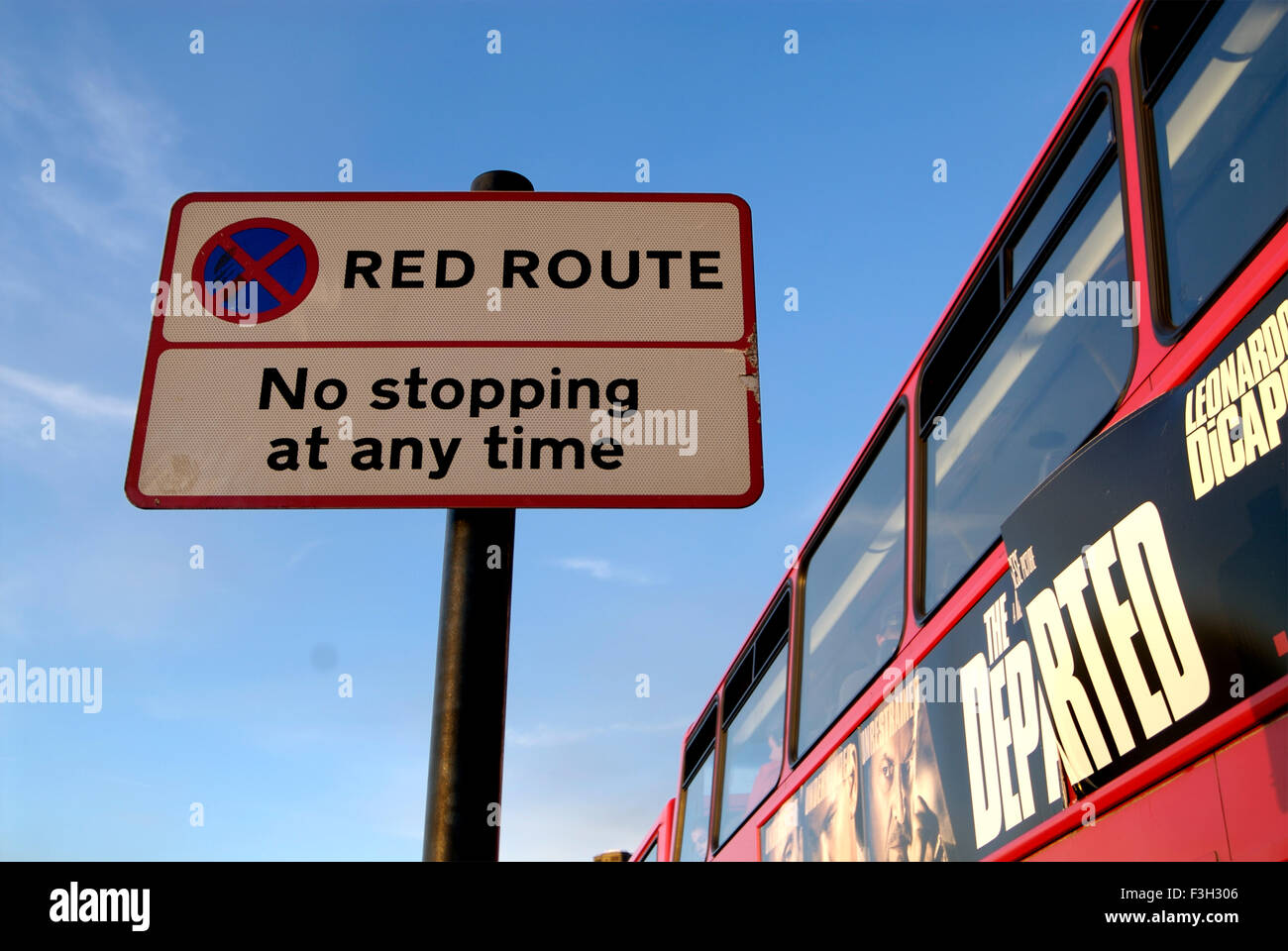 Roter Bus mit Halteverbot zu jeder Zeit-Schild; London; Großbritannien-Vereinigtes Königreich-England Stockfoto