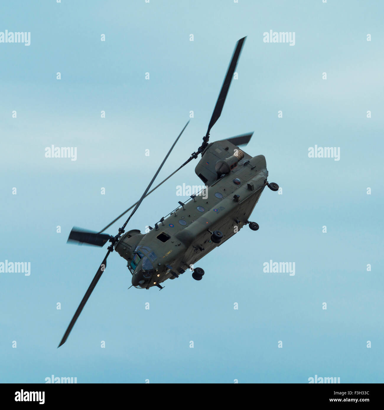 RAF Boeing Chinook HC4 heavy lift Hubschrauber fliegen bei Clacton Airshow, UK, 2015 Stockfoto