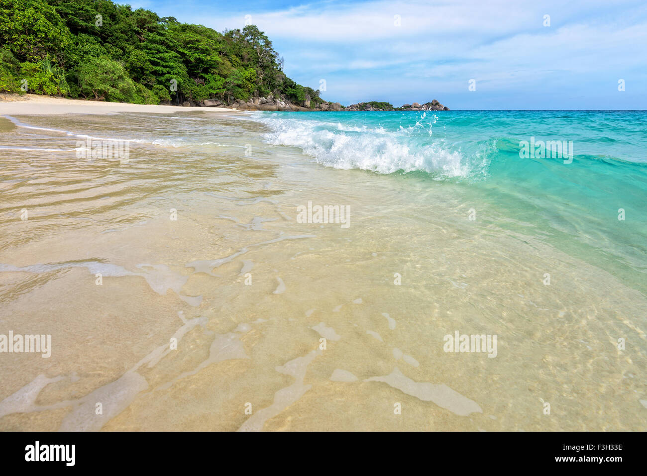 Schöne Landschaft blaues Meer, weißer Sand und Wellen am Strand im Sommer auf der Insel Koh Miang in Mu Ko Similan National Park, Stockfoto