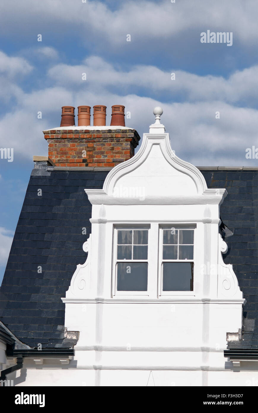 Dach von Haus mit Schornstein und Dachboden mit zwei Fenstern im Egge auf The Hill London; Großbritannien-Vereinigtes Königreich-England Stockfoto