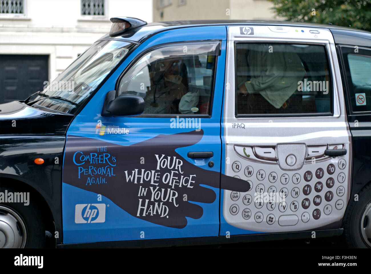 Taxi mit Handy-Werbung; London; Großbritannien-Vereinigtes Königreich-England Stockfoto