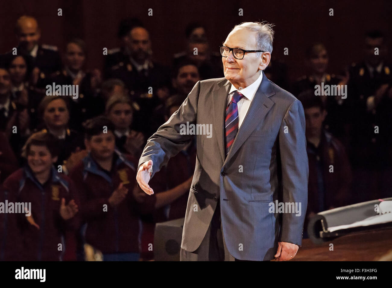 Rom, Italien - 6. Mai 2015: Ennio Morricone erhält eine Plakette, Lifetime Achievement Award während des Konzerts der Staatspolizei. Stockfoto