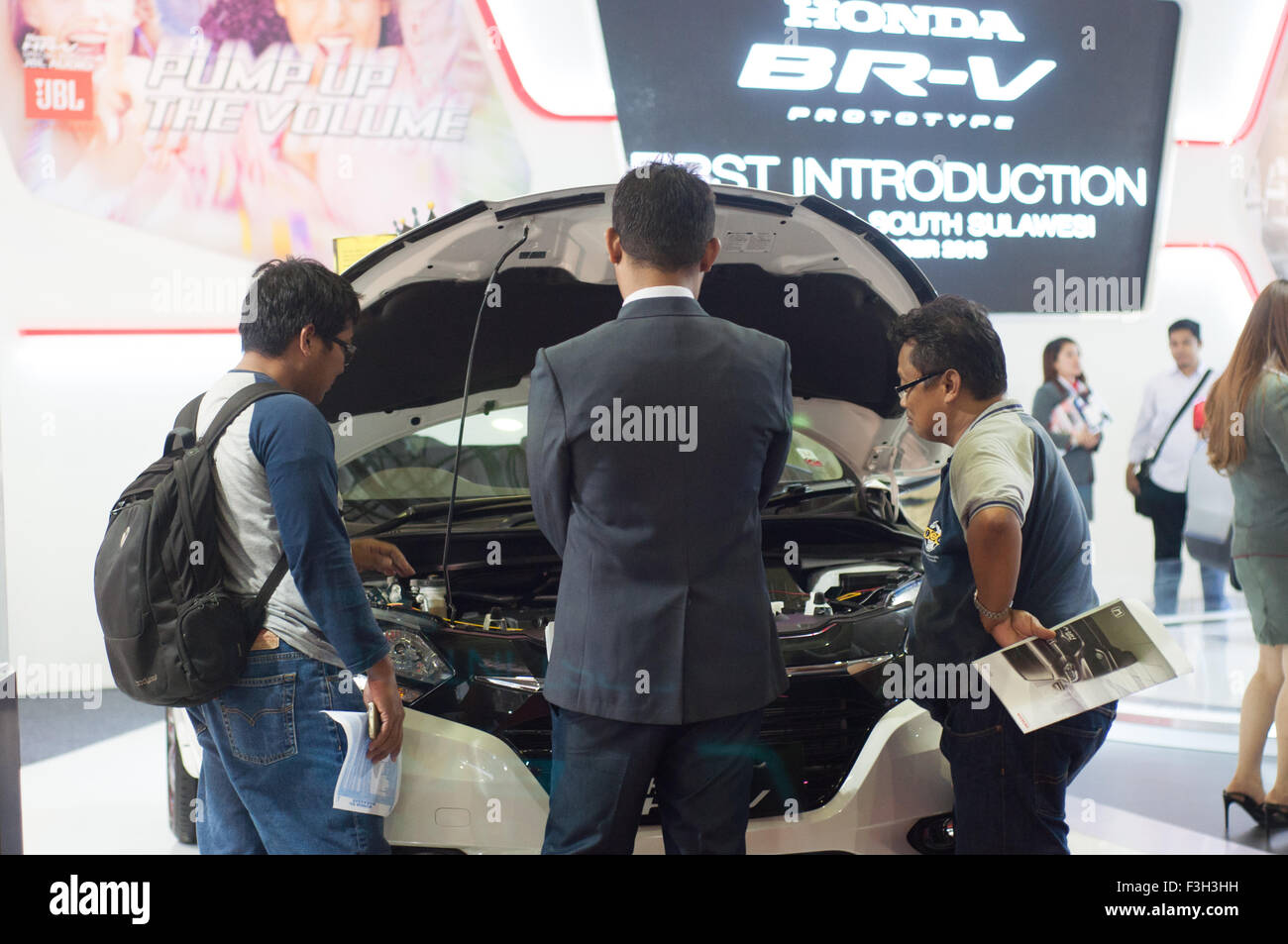 Makassar, Indonesien. 7. Oktober 2015. Besucher beobachten, Honda City Maschine Makassar Automotive Expo in Makassar, Indonesien am 7. Oktober 2015. Obwohl die Anzahl der Verkäufe in der ersten Jahreshälfte 2015 wegen der nationalen wirtschaftlichen Probleme abgenommen, hört es nicht Automobilunternehmen um die Marktdurchdringung durch Direktvertrieb oder Ausstellungen. Bildnachweis: Yermia Riezky Santiago/Alamy Live-Nachrichten Stockfoto