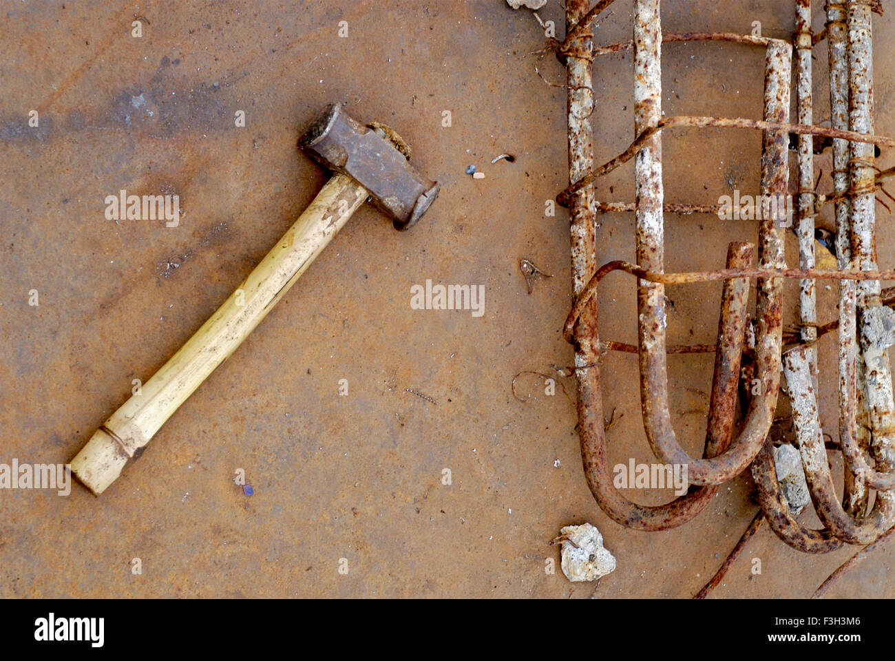Hammer, liegend auf einem Schrottplatz in Rajkot; Gujarat; Indien Stockfoto