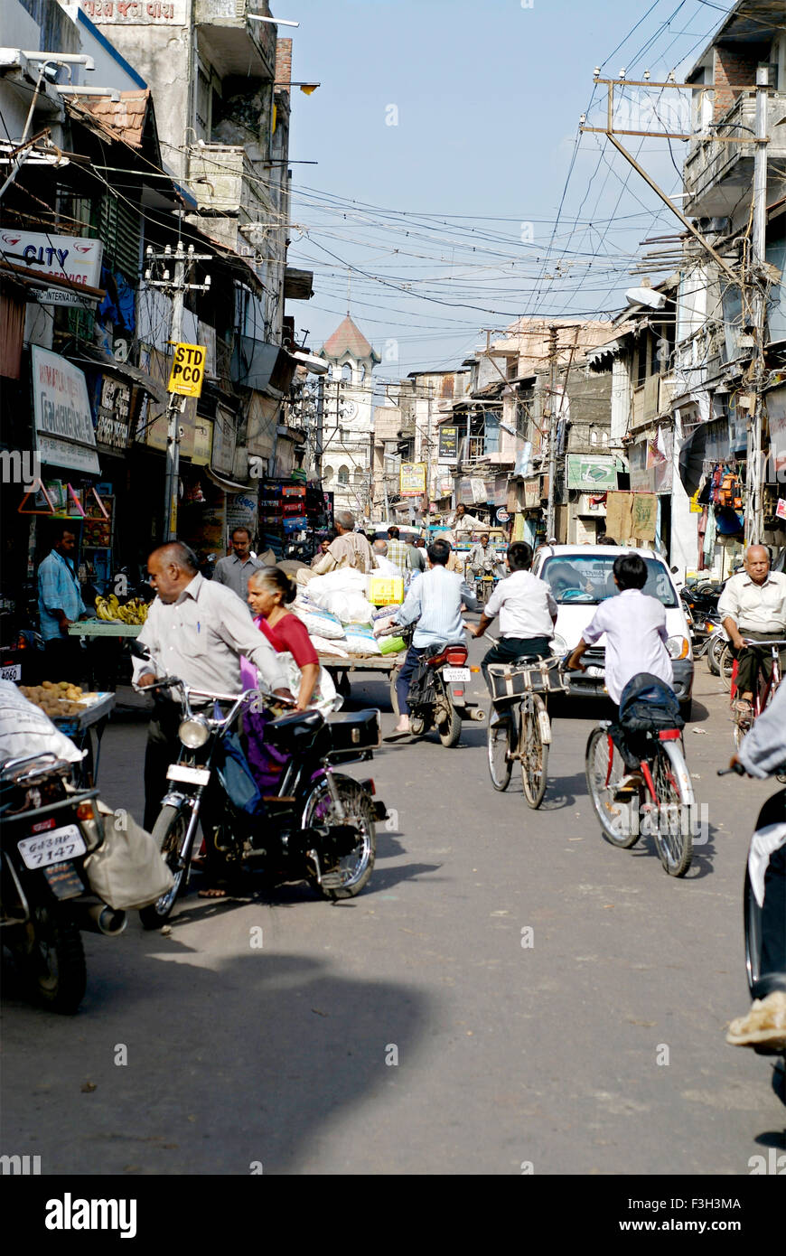 Chaotische Straßenszene, Autos Fahrräder Fahrräder Fahrräder Gebäude Drähte, Rajkot, Saurashtra, Gujarat, Indien, Asien, indische Straße Stockfoto