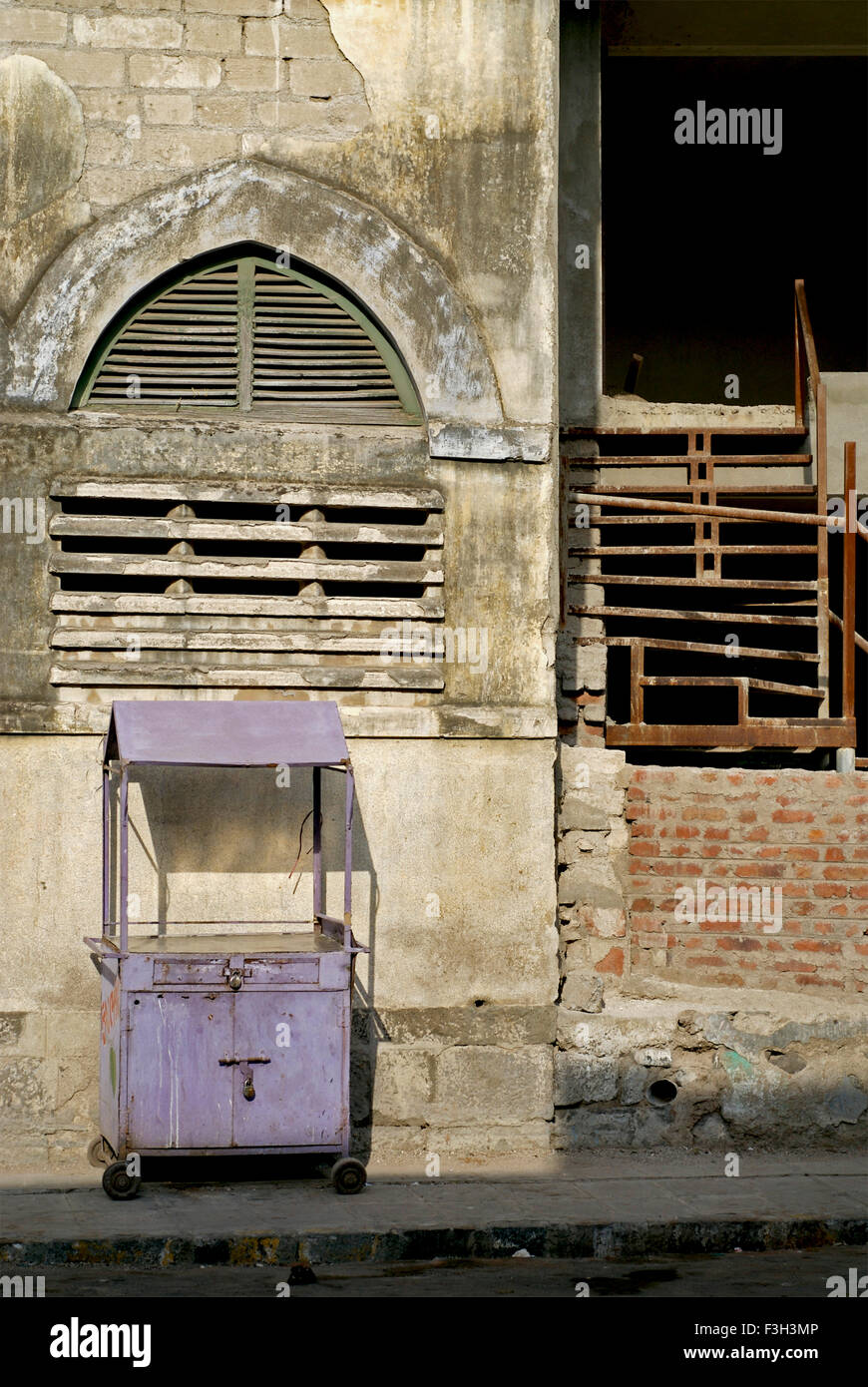 Lila Handwagen geparkt drausen ein altes Gebäude in Rajkot; Gujarat; Indien Stockfoto