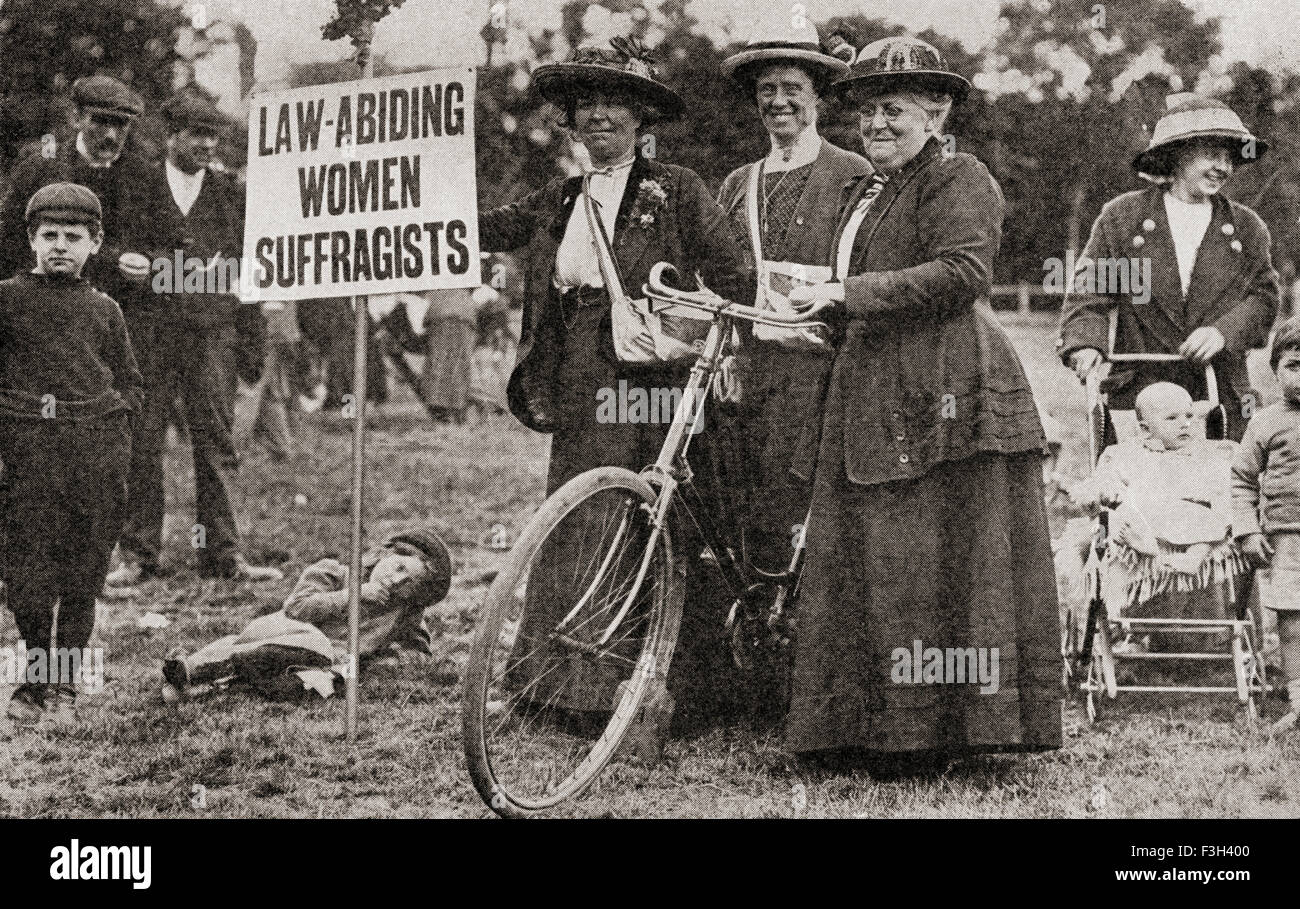 Frauenrechtlerinnen in 1913 halten ein Plakat, das liest: Law Abiding Frauen Suffragetten. Stockfoto