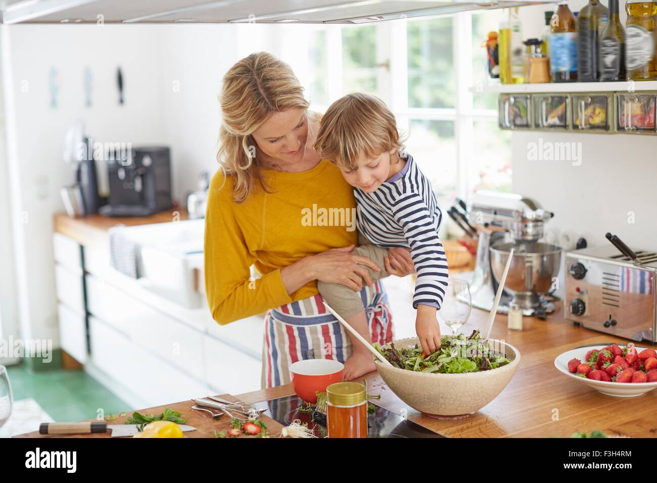Mutter und Sohn in der Küche zusammen, Zubereitung von Speisen Stockfoto